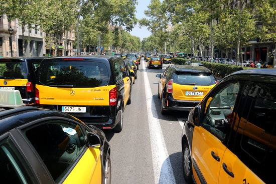 Gran Via in heart of Barcelona occupied by striking taxi drivers (ACN)